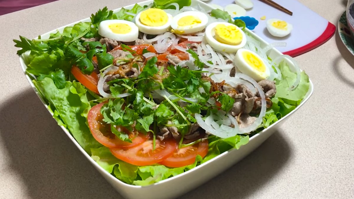 Cho dù salad rất tốt, nhưng cũng phải cân bằng thêm đạm và protein để cung cấp đầy đủ dinh dưỡng cho cơ thể
