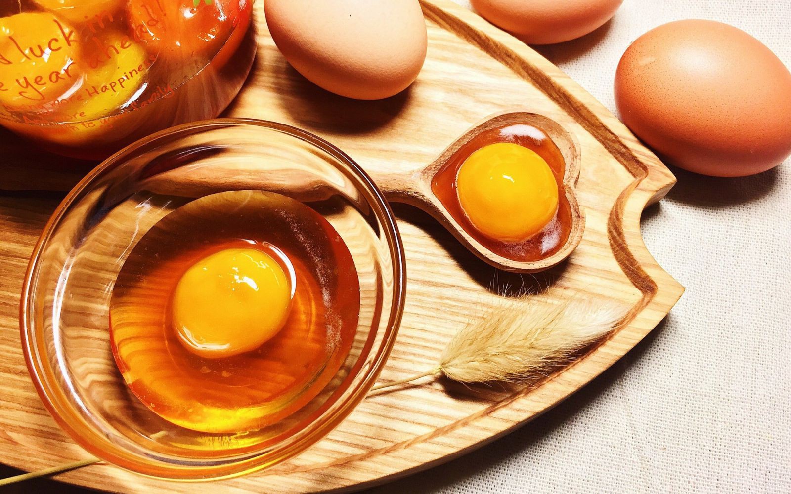 Lòng đỏ trứng là nguồn dinh dưỡng dồi dào, vậy nên đừng bỏ phí nhé
