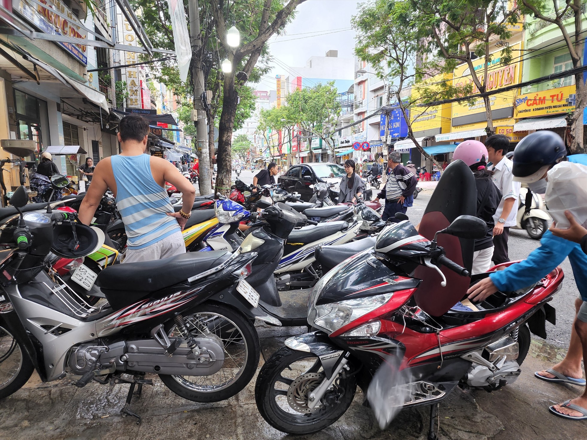 Người Đà Nẵng xếp hàng đợi sửa xe chết máy do ngập nước