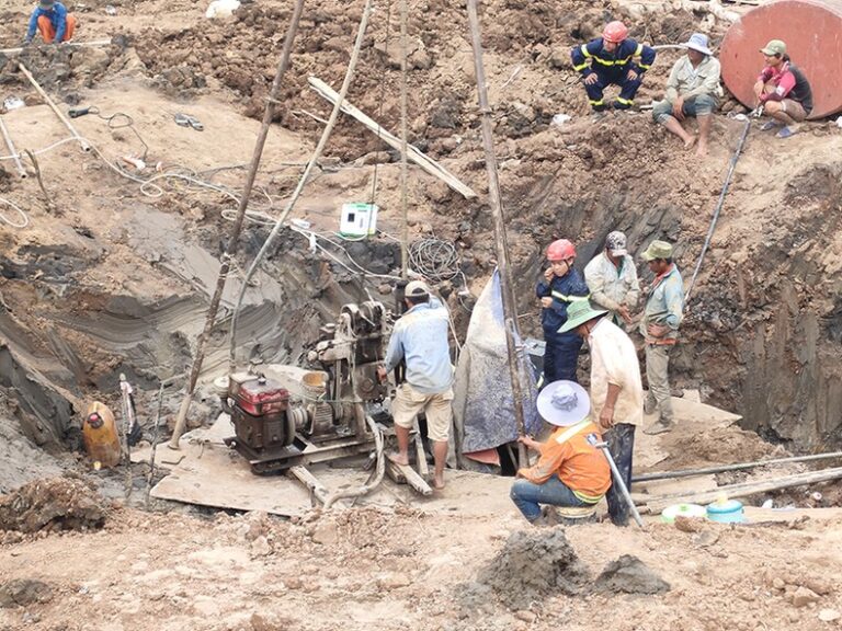 Giải cứu cháu bé rơi từ cột bê tông rỗng sâu 35m: “Còn nước còn tát”