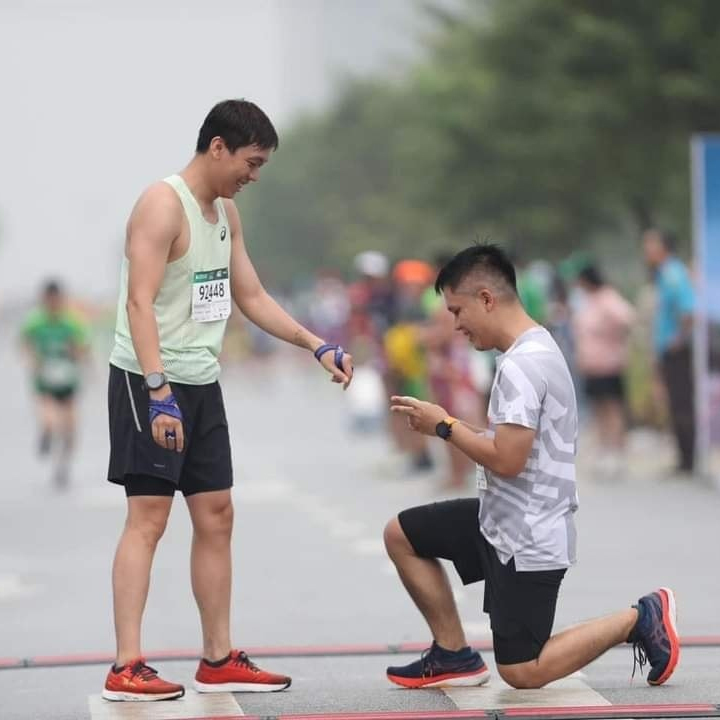 Màn cầu hôn của cặp đôi nam nam tại cuộc thi Marathon 16/4