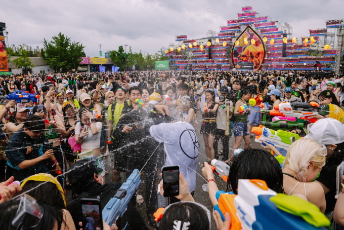 Khán giả tham gia hoạt động té nước tại sự kiện Waterbomb Festival trước dịch. 