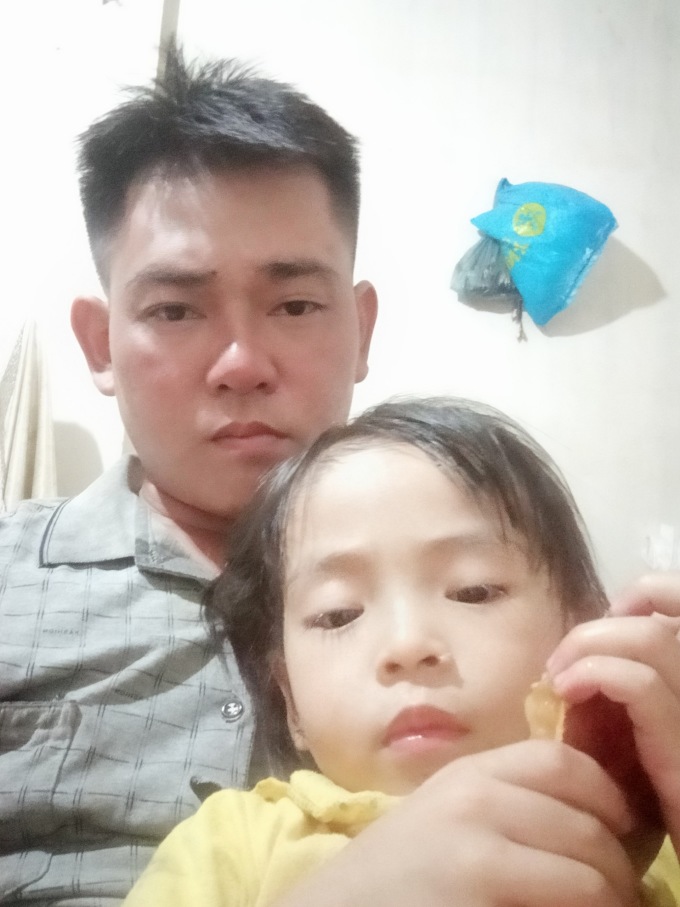 Anh Nguyễn Hội - người cứu sống 4 người lật thuyền trên sông Lô vào trưa 20/4 chụp cùng con gái 3 tuổi. Ảnh: Nhân vật cung cấp