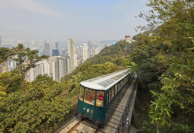 Tuyến đường sắt leo núi Peak Tram - biểu tượng 135 năm tuổi của du lịch Hong Kong.