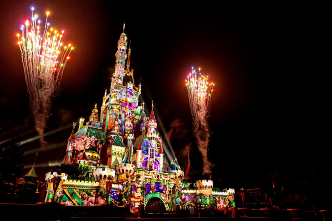 Hong Kong Disneyland là một trong những công viên giải trí theo chủ đề nổi tiếng trên thế giới.
