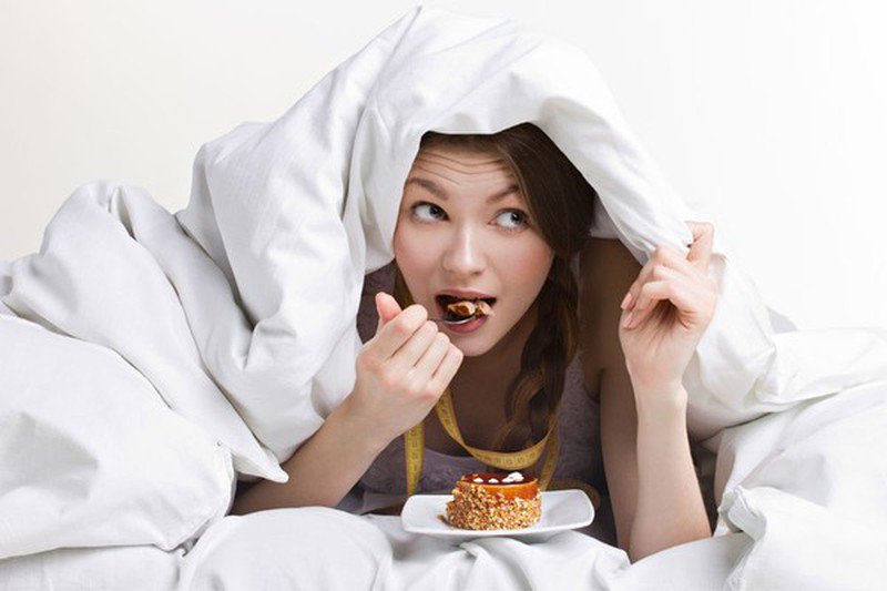 Ăn nhiều trước khi ngủ là những thói quen xấu ảnh hưởng đến sức khoẻ 