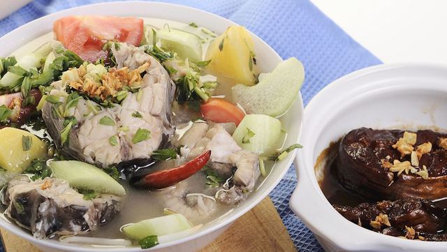 Tô canh chua cá là món ăn dân dã Việt Nam không thể thiếu trong mâm cơm của các gia đình