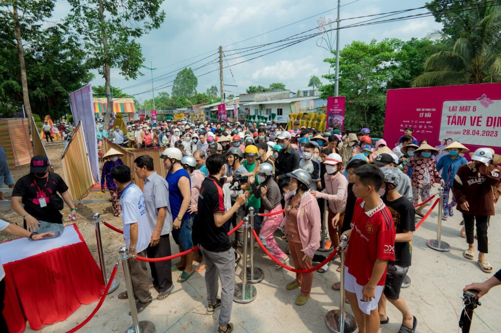 Từ khoảng 16 - 17 giờ ngày 24.4, người dân địa phương đã tụ tập rất đông tại đình Định Yên để gặp gỡ dàn diễn viên Lật mặt 6 và nhận vé xem phim miễn phí. Khán giả thuộc nhiều lứa tuổi khác nhau, từ 16 tuổi trở lên (theo quy định của phim)