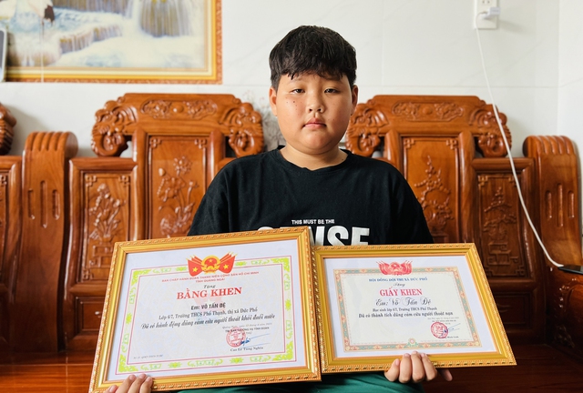 Gặp gỡ cậu học sinh lớp 6 là “anh hùng kình ngư nhí” tại làng biển Sa Huỳnh