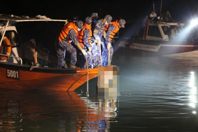 Cảnh sát biển tìm thấy thi thể phi công của chiếc máy bay trực thăng rơi khuya 5/4 tại khu vực đảo Hòn Dép, nơi máy bay mất tích